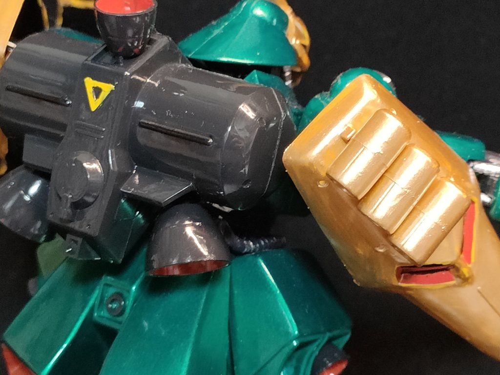 バックパックはたいてい単一色なので塗りやすいですね。▽の部分だけ気を使ったぐらいです。