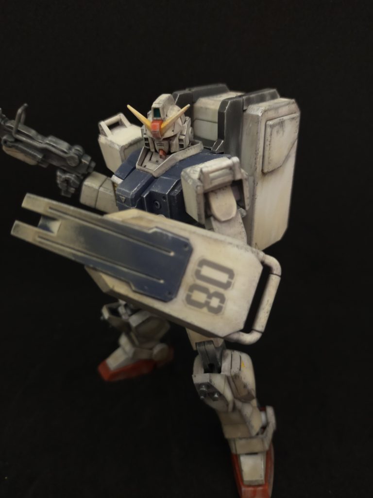 シールドの先端は、地面に突き刺した後をイメージして多めに汚しています。