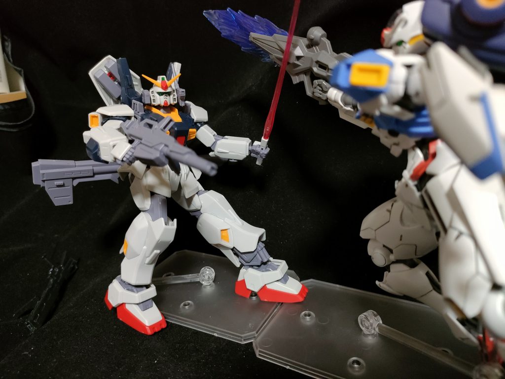 サーベルで攻撃を跳ね除けながら、なぜかのカメラ目線。