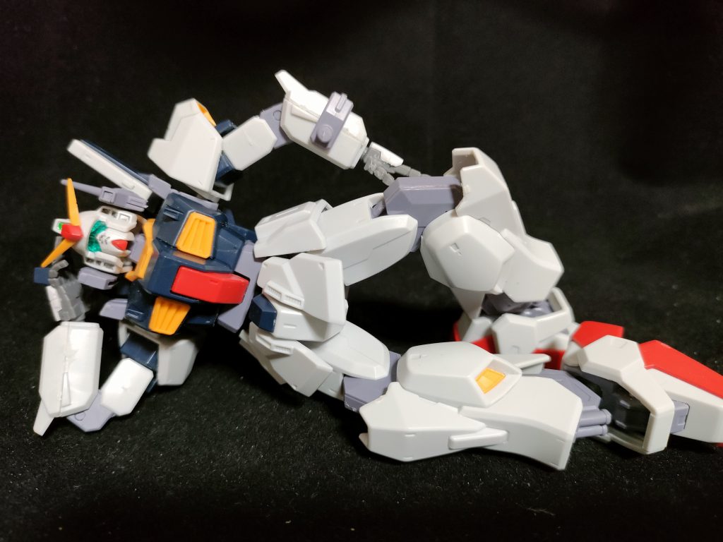 完全にネタポーズです。しかしこのmk-Ⅱ、関節がよく曲がるし自然です。ポージングさせるのが楽しい機体ですね。ご覧頂いてありがとうございます。気軽にコメントなども頂けるとうれしいです。今回は組んだだけの機体でしたが、次はガッツリ塗装したものを紹介予定です。よろしくお願いします。