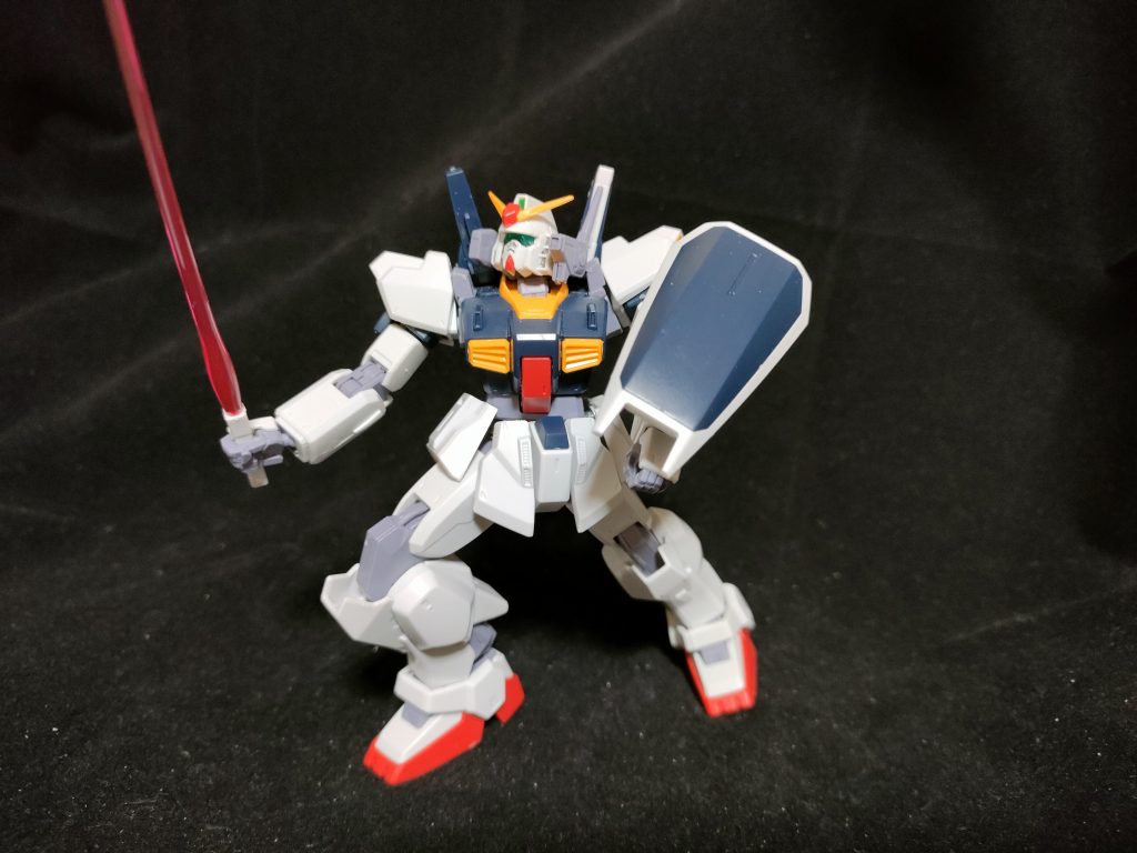 えーぃ!腰の重心もどっしり下げたポーズができます。シールドはスライドではなくはめ込み式で縮小できます。