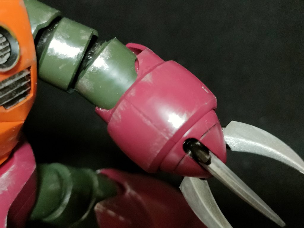 じゃばら状の四肢の内部やクロー内部も塗装してます。こういうスキマからプラ部分が見えちゃうと興ざめですよね。