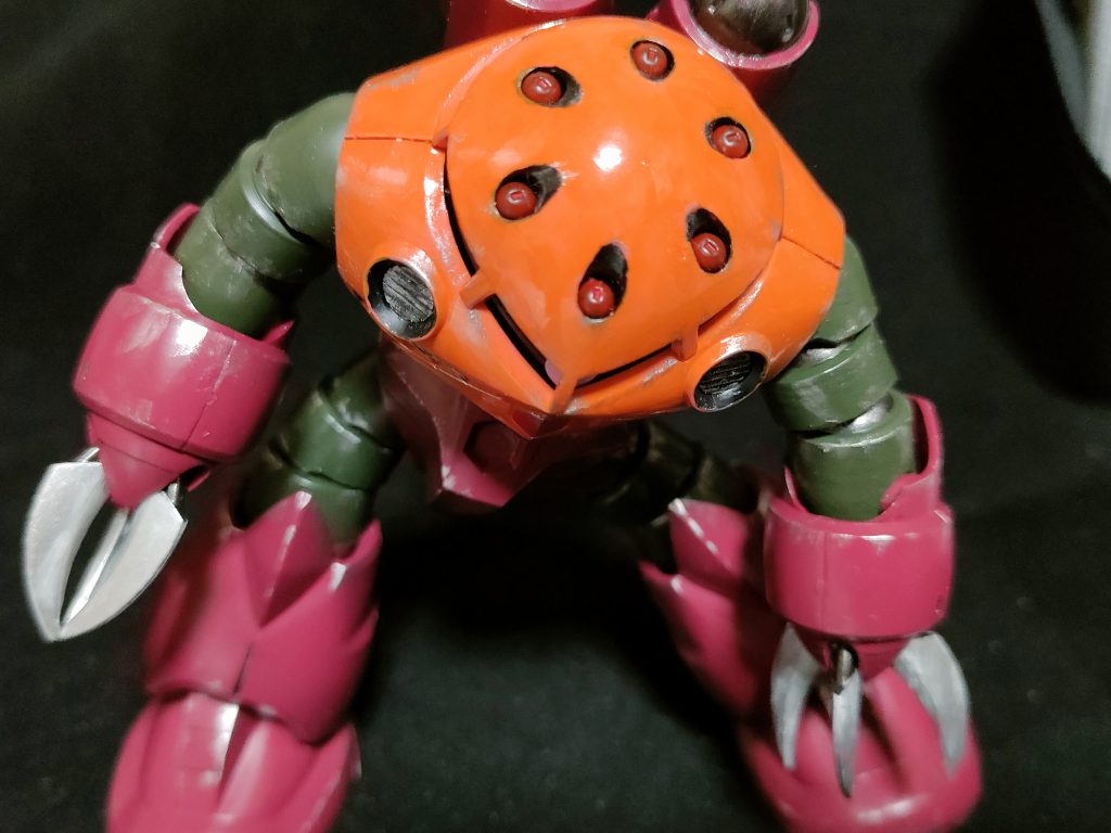 頭部ミサイルも塗り分けてます。こちらも拡大すればわかる程度にウェザリングしてます。