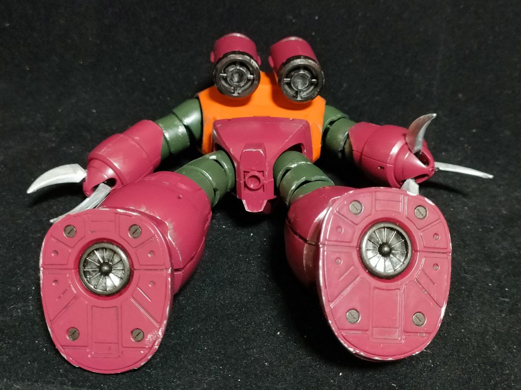 下部、足裏やタンク下部はスクリューなので金属感のある光沢です。 