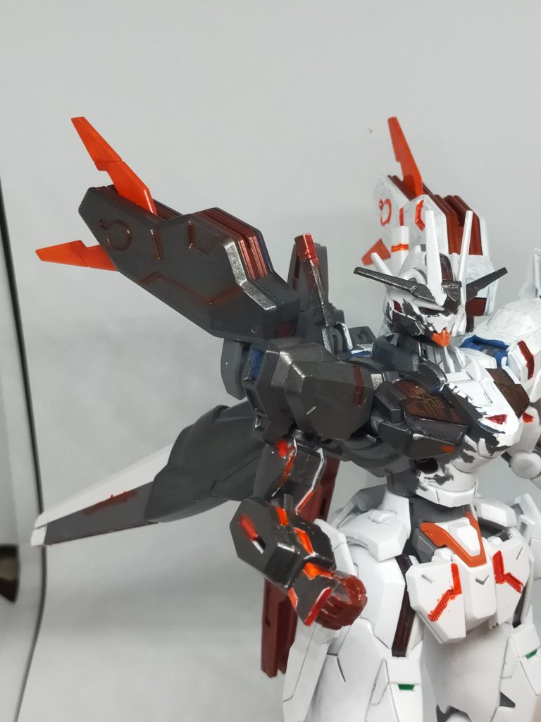 右腕からバックパック右側、顔面右側、右目がクワイエット・ゼロ由来のデータストーム暴走により侵食を受けていて呪われている様な姿と化している。右アイカラーは赤。右手の赤はかつてスレッタがテロリストを叩き潰した時の血が自動的に表層化した状態。（暗闇の中の待機時に右の掌が複数人の人面瘡に見え、呻き声が聞こえる時もあるらしい…）