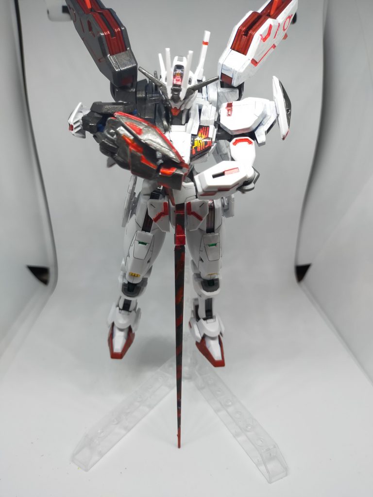 ビームサーベルは原理不明な螺旋が渦巻いており、切られた側は渦のように大きくグリンとネジ曲がったようになる。当然、コクピット近くを切られたやつは直撃でなくても体が引きちぎれるように飴状に引っ張られるので助からない。元ネタはFateのギルガメッシュ宝具である乖離剣エア。