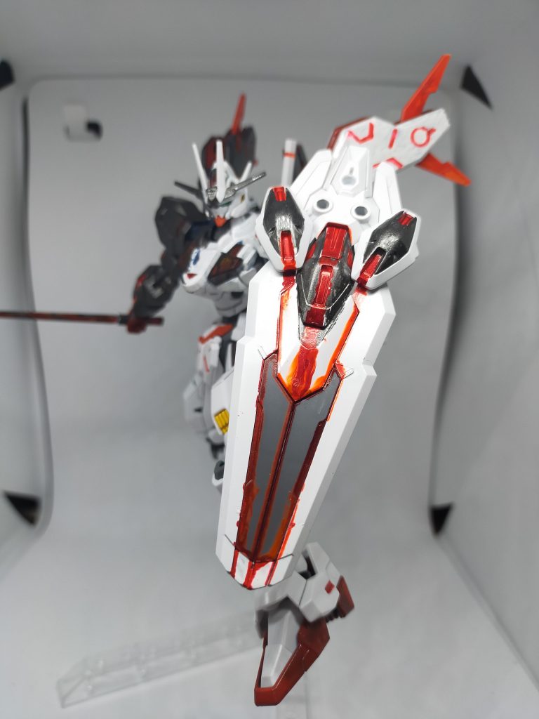 ガンビットシールドは一部ガンダムキャリバーンのものを使用。カラーリングモチーフはクワイエット・ゼロ。