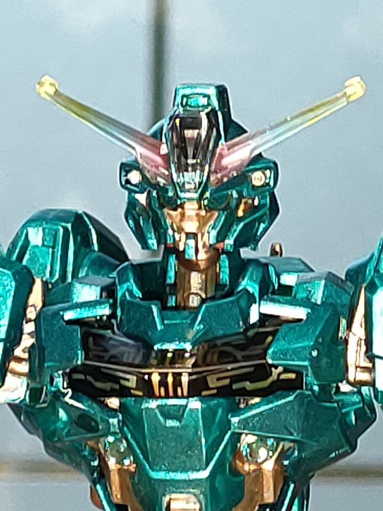 ツインアイとフェイスが明確になる様正確に塗り分けました。