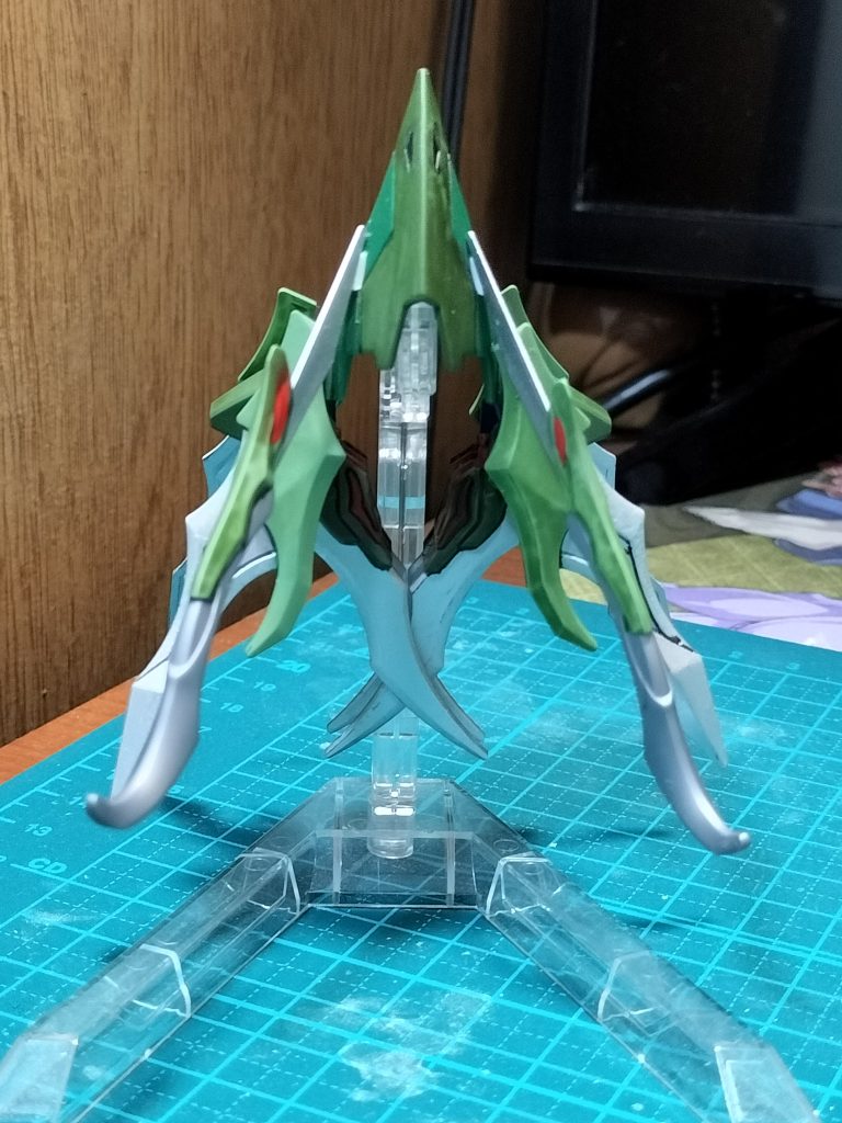 イカ型支援機「クトーニアン」こちらも，クトゥルフ神話の怪物ですが，水が苦手だとか。本機は，海中を漂い，敵機に絡みつきダゴンの補助をするという設定です。帽子にアンテナを差し込める穴を追加し，更にAGE２の肩パーツに張飛ゴッドの手甲を差し込めるように切れ込みを追加しています。