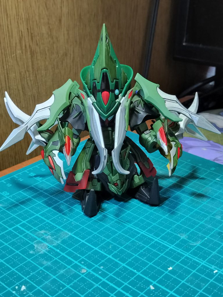 合体後のモビルスーツ形態。ガンダムフェイス部の目は触手とマスクで隠れています。マスクは取り外し可能。