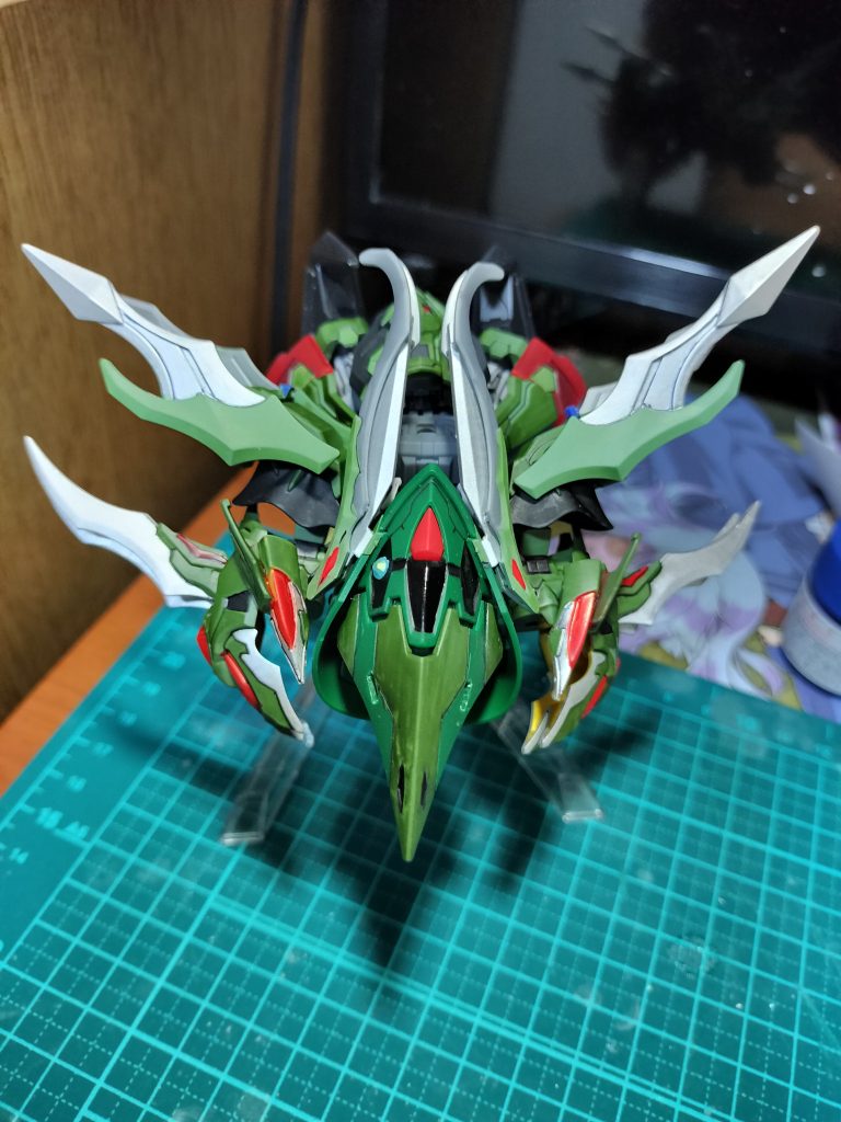 ダゴンとクトーニアンが合体して，ガンダムクトゥルフになります。写真は高速巡行形態。ウイングガンダム的な簡易変形ですが，いい感じにゲテモノ感が出せたと思います。