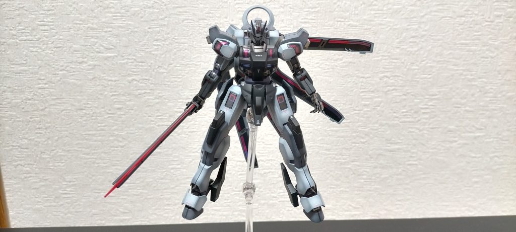 モノクロベースに蛍光色の差し色がいいですよね。