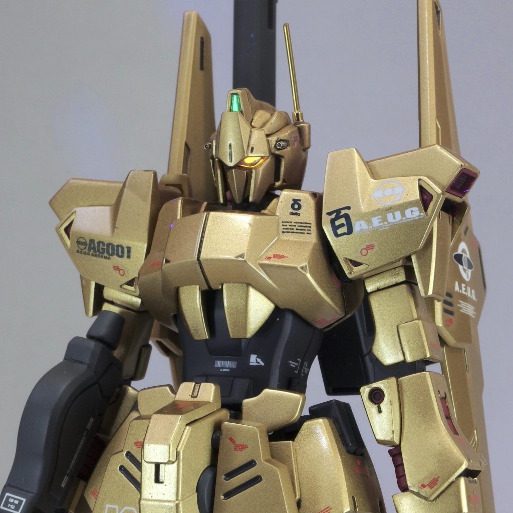 バイザー内に蛍光塗装したHアイズ。