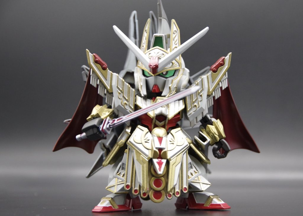 ジーザスパーダは赤に塗装。基本カラーは白ベースの鎧をイメージした金と銀で塗ってみました。肘関節もパワーダーのジョイントを短く詰めて使用してます。