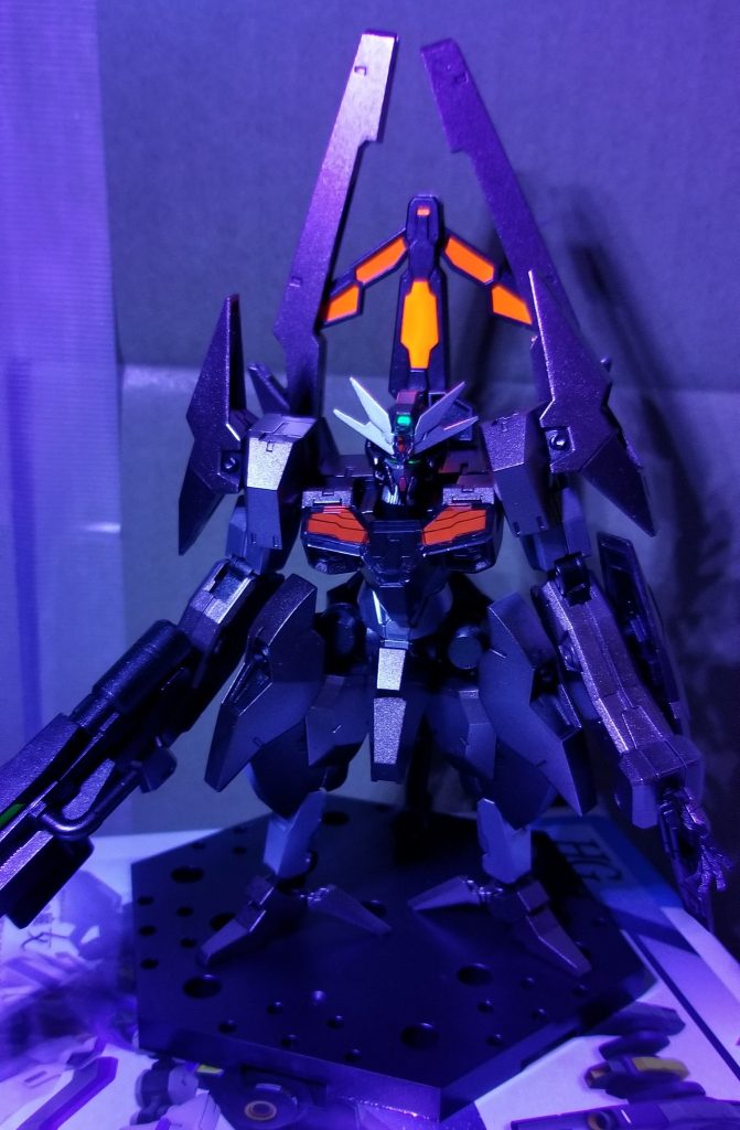 蛍光レッドはシールに直接吹きました。胸モールドは赤の銀紙→蛍光レッド→自作デカール(黒模様)、にしたのですが、デカール透明部分の濁りにより、発光が少なめです。エアリアルパーメット6もこの方法でやってみてるのですが、同じく発光が少なめで、今後の課題です。