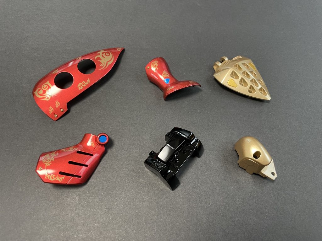 ハートゴールドのタトゥーデカールを貼った後、トップコートとモデリングワックスでツヤを出しています。