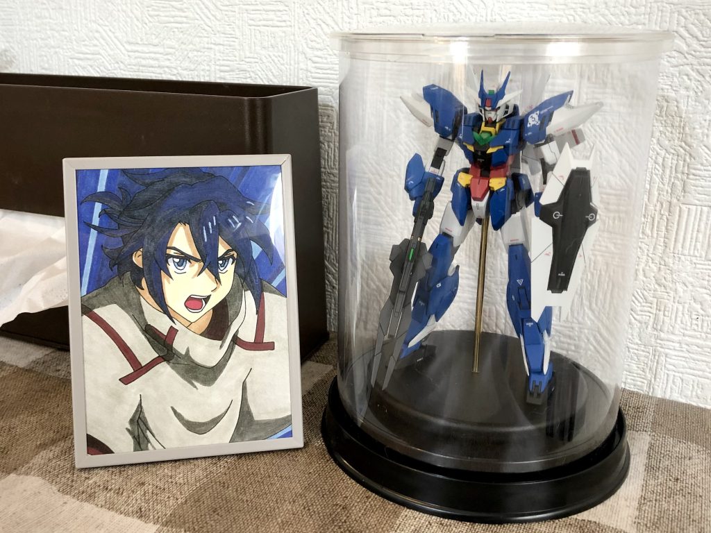 家ではこのように飾っています。エクバ風のヒロトのイラストは自分で描きました。アーマーと合わせて全身30カ所以上にネオジム磁石を仕込んだので、各種装備の脱着は比較的スムーズにできます。それでもガチャガチャ遊んでたら、あちこち塗装が剥げてしまいました…。