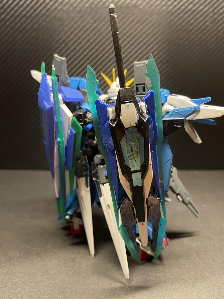 さらに腰部にGNソードⅡを２本予備として装備している。(どちらかというと、投擲武器として使っているようだが)