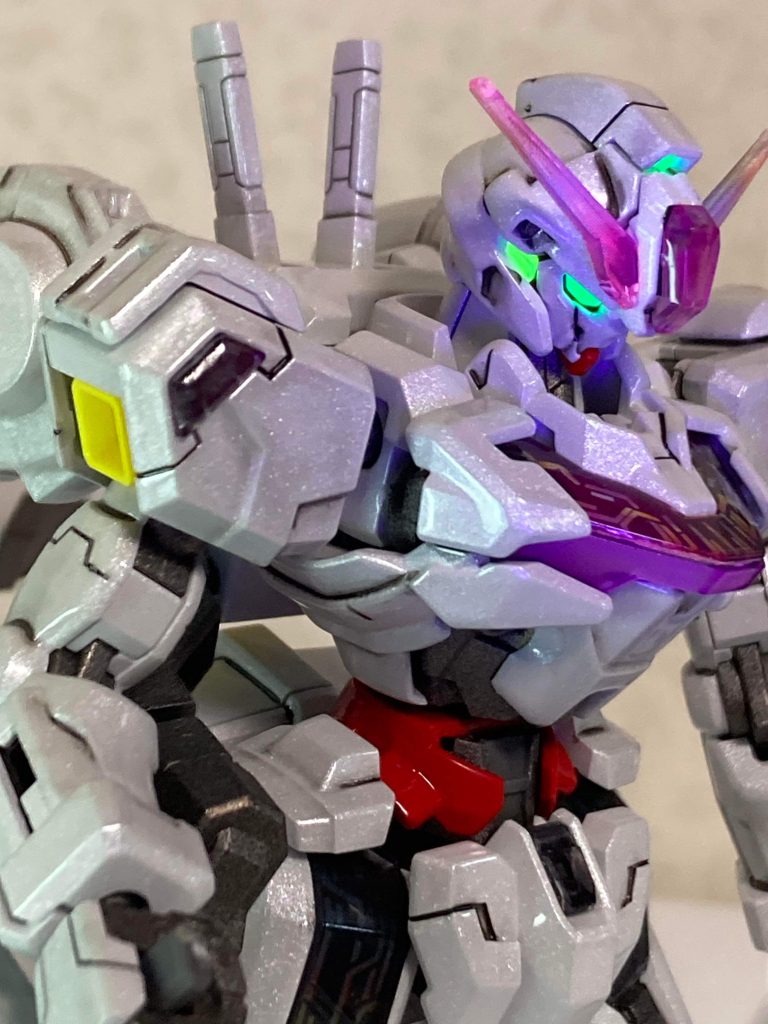 バーメットはブラックライトでレッドに発光