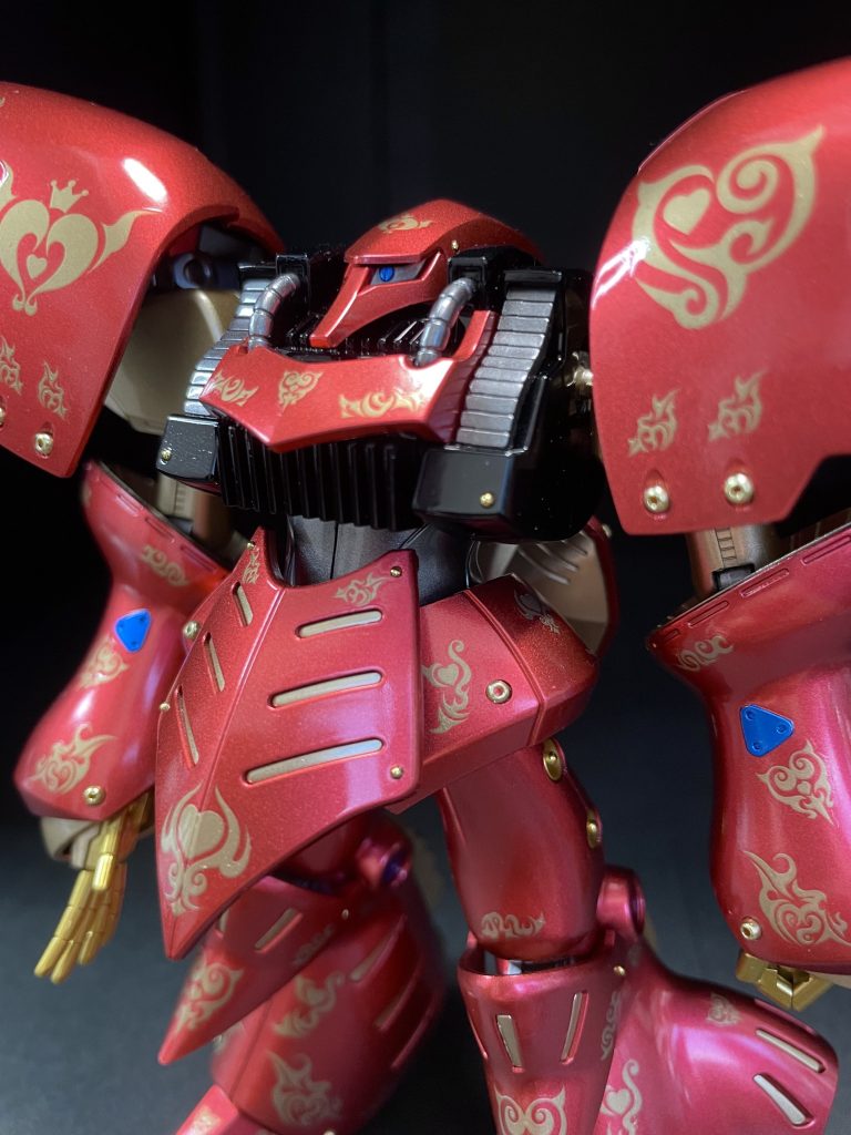 アクセントとして、ゴールドのメタルボールや百均のシードビーズを取り付けています。