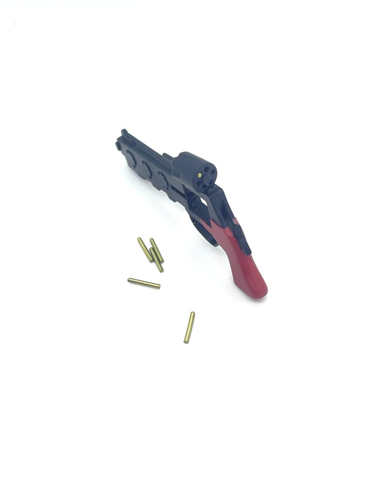 スクラッチの下方装填式リボルバー 。マテバリボルバーを参考に使っています。弾は取り出せます。
