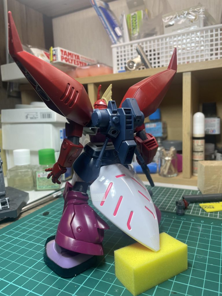 ファンネルBoxは1/100キュベレイのもの。バックパックは試行錯誤して最終的にジェガンをベースに改修しました。この写真はリゲルグのものです。