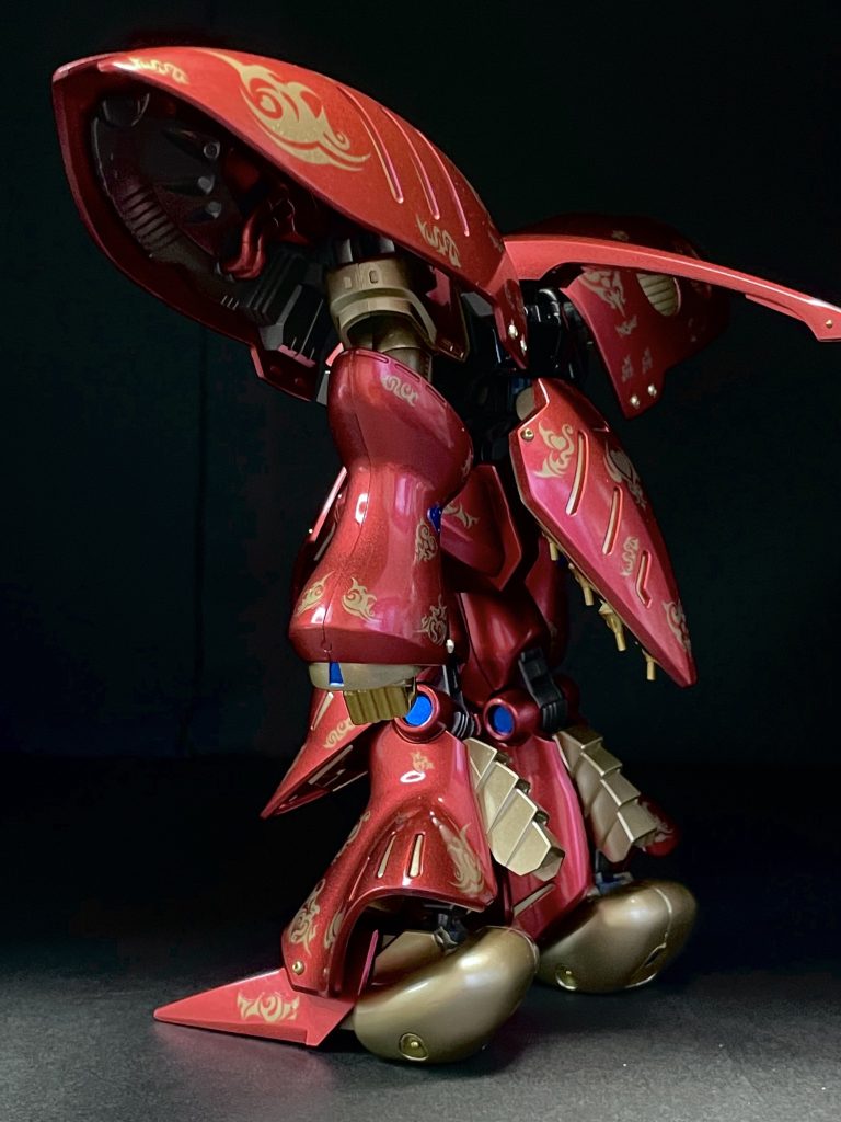 ゴールドは、Ex- ゴールドとスターブライトゴールドを組み合わせ、レッドの部分には、アクセントのブルー(プライマリーメタリックブルー)を入れています。