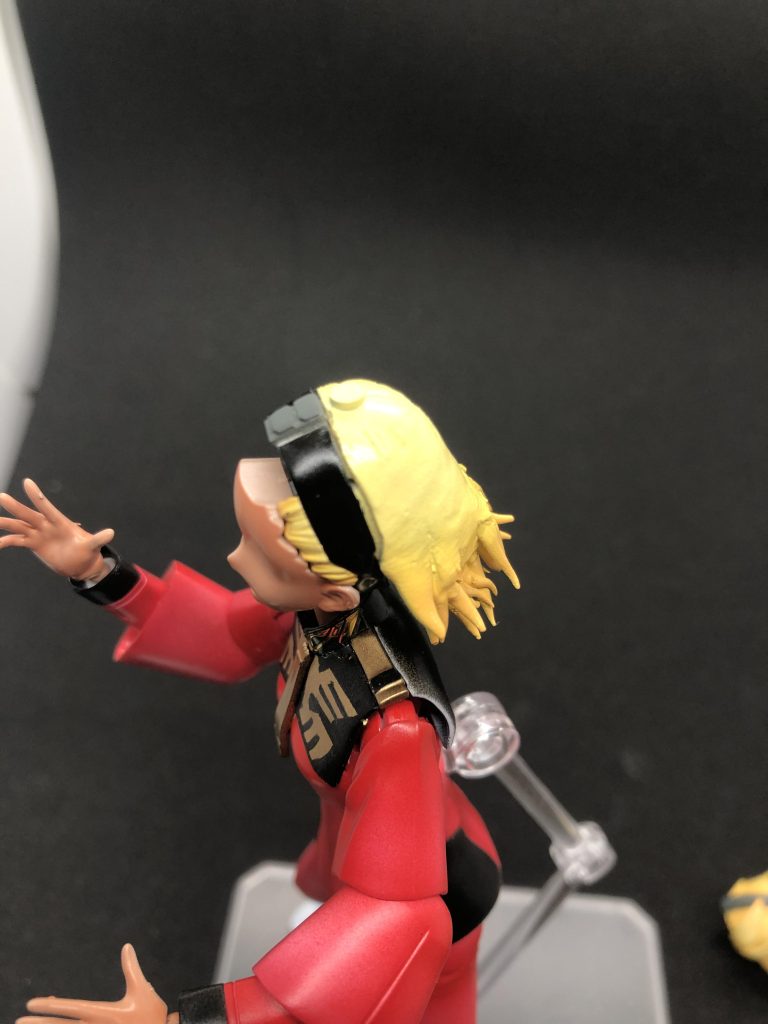 通常の後ろ髪だとヘルメットに収まらないので、パテで新たに成形したものを差し替えで再現しました