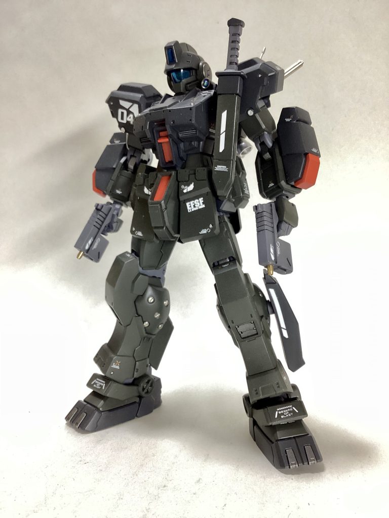 武装はビームハンドガンとコンバットナイフのみ！他は全て外し、脛部にブースターを増設することで機動力マシマシカスタムです。前腕側面に取り付けてあるのはミサイルポッド（のつもり）。