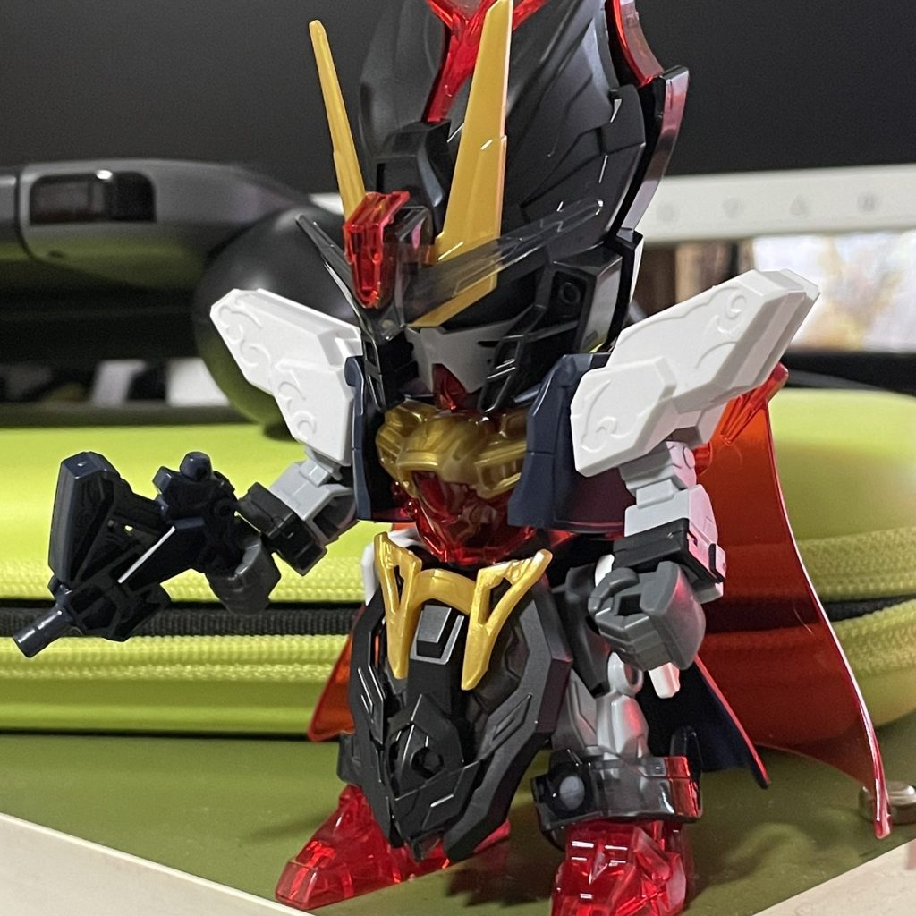 当時の仮組みです。アルセーヌの胴体と肩&マントをベースに、旬イク ストライクノワールのパーツを組み込みました。ソールのクリアレッドは甘寧クロスボーンのものです。変身者の夜野君とノワール(夜)も名前でかかっています。Gコンのピン型アタッチメントパーツを赤く塗ってファイターレッドをイメージしています。