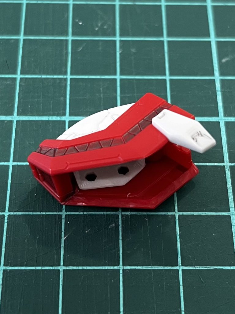 肩パーツは縁をシャープに削り、内側のダボを削りました。黒く塗装してもよかったのですが、今回はそのままで。