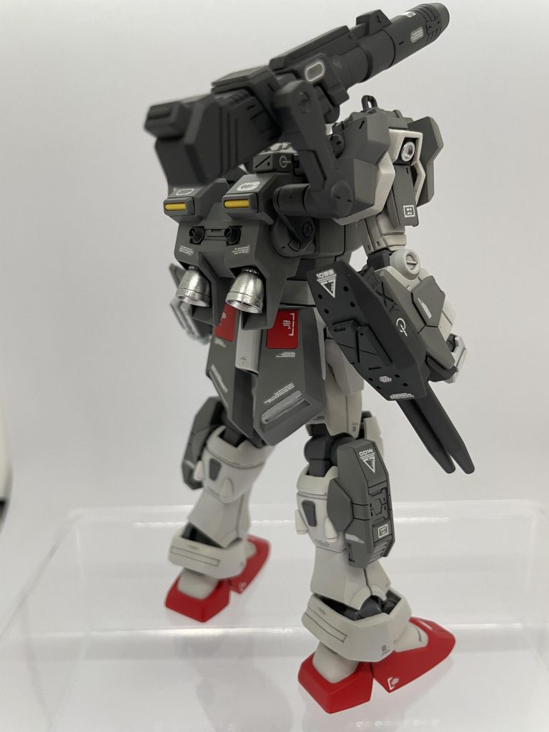 右腕の2連キャノンはカスタマイズキャンペーンの物です。結構いっぱい持ってるけど案外使わなかったので役に立って良かったです♪リアアーマーはνガンダムHWSの物を貼り付けてあります。