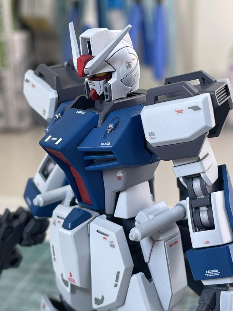 とりあえず仮組中頭部にEGストライクのフェイスがジャストフィットしたのがすべての始まり。アンテナ部分もEGストライクから拝借し切り貼りしてそれっぽく作成。 肩にはビルダーズパーツでバーニアを追加しました。