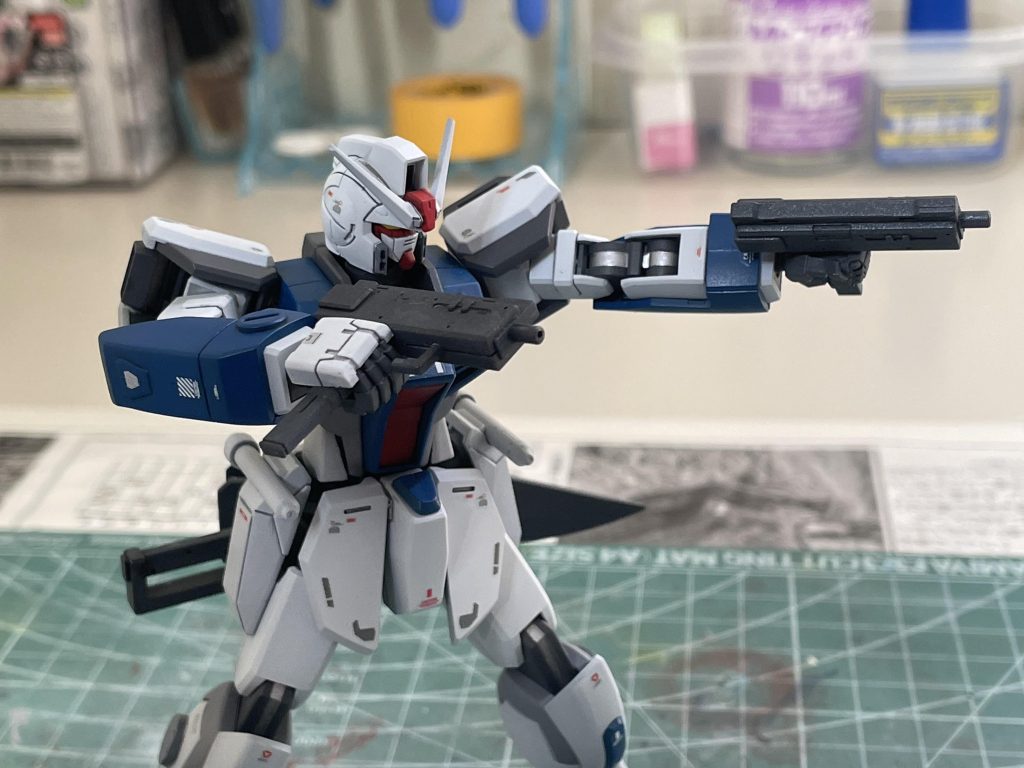 武装は境界戦記シリーズの武器セットからサブマシンガンと大型ナイフを使用。マウントパーツも流用して背中に接着。足首のアンクルガードはこれまたEGストライクの物を少し改造して使用しました。