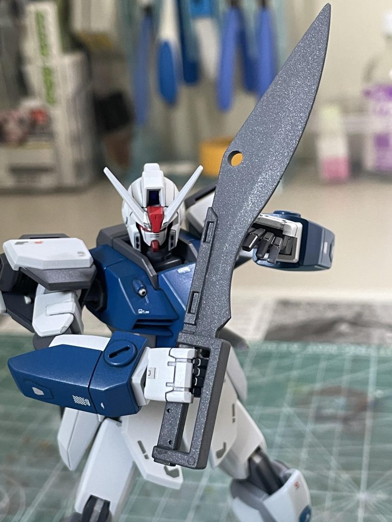 下地は本体部をガイアカラーのEVOグレー。関節部はガイアのメカサブヘビーを使用し、いつも通りMrカラーでエアブラシ塗装。適当にデカールを貼り貼りした後仕上げに缶スプレーのプレミアムトップコート(半光沢)吹いてます。