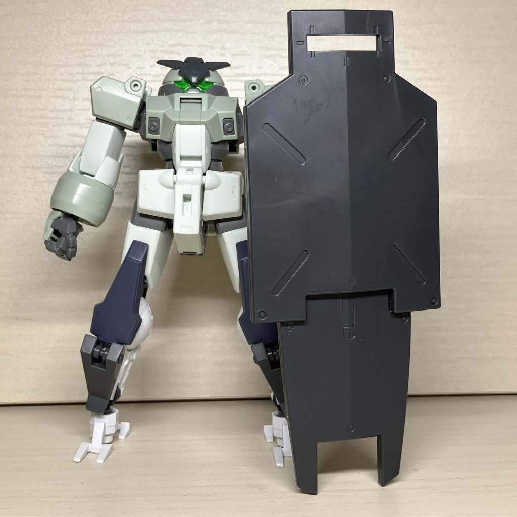 制作工程の写真は今回撮っていませんでした今はもう装備していない大型シールドを持った姿の写真だけ出てきたので貼っておきます