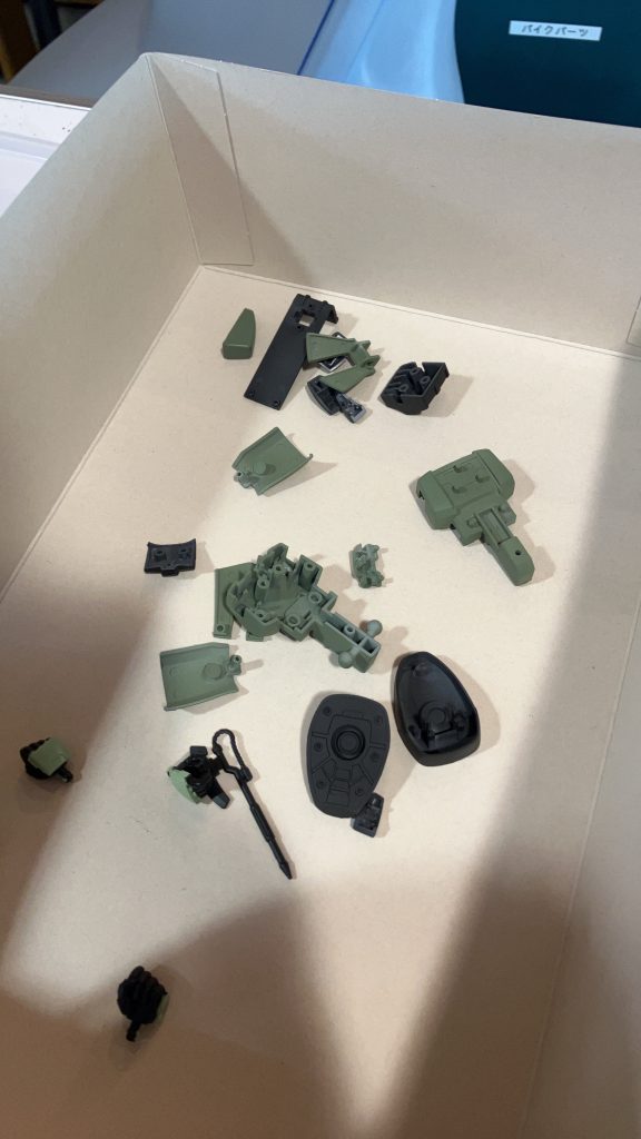 これが塗装したてのパーツです。