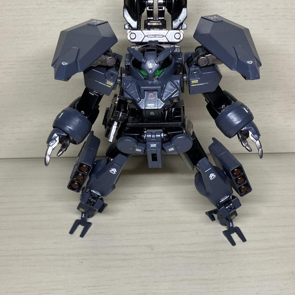 脚部のミサイルポッド(ガンプラバトルアームアームズ)と肩部のユニット(境界戦機ウェポンセット)をぶっ放すイメージ膝から下は30MMポルタノヴァ(宇宙仕様)の脚部を移植し改造を加えています