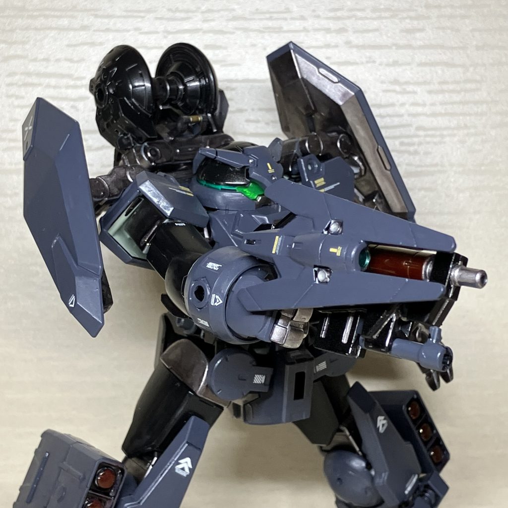 30MMフォレスティエリ02のライフルを小改造しました　不使用時は腰部側面にマウントしますHGBD:Rユーラヴェンガンダムのセンサービットを接続できます