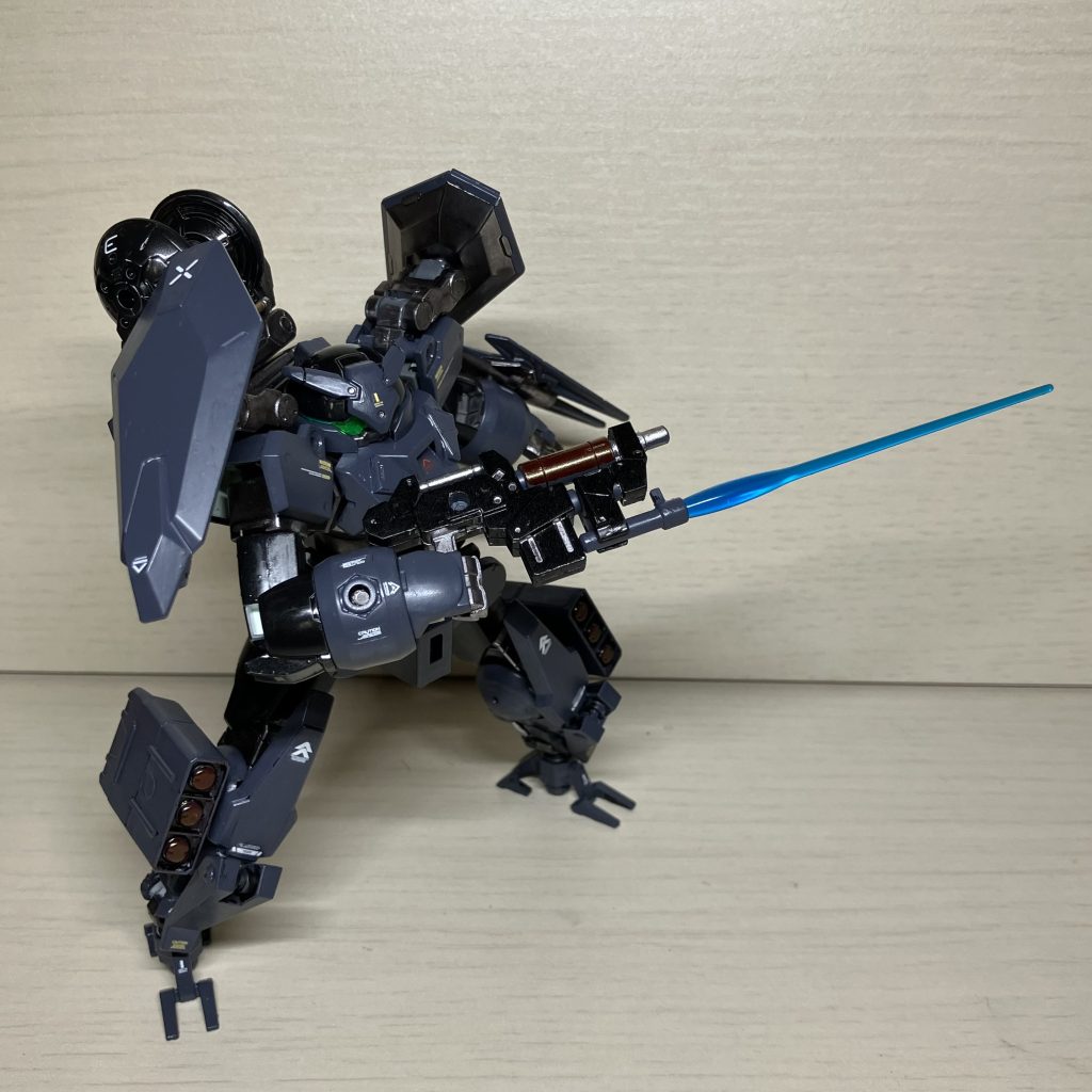 下部にはビームサーベルをマウントしています(取り外しも可能)