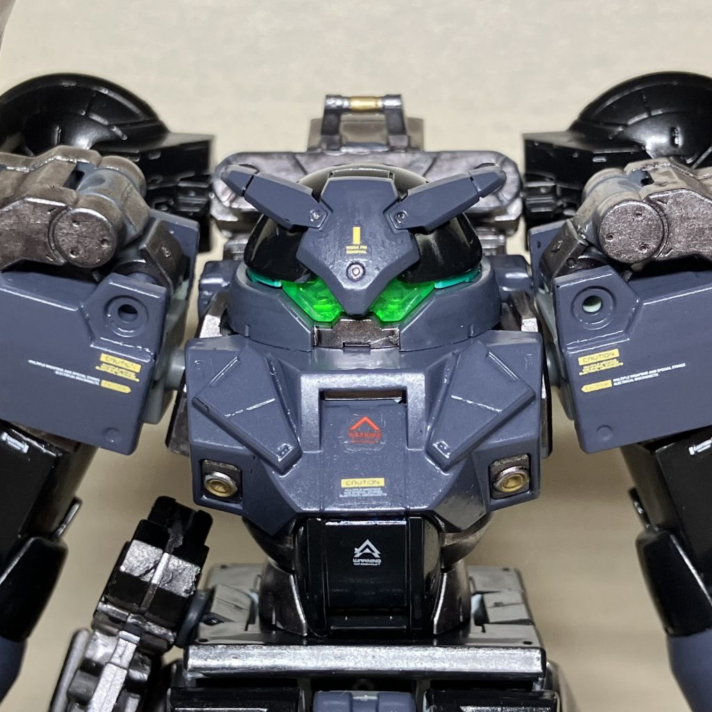 顔面はちょっとツインアイっぽく見えるかなというくらい深めにアンテナというか装甲を追加し、下部のフレームは顔っぽさを強調するような塗り分けをしています