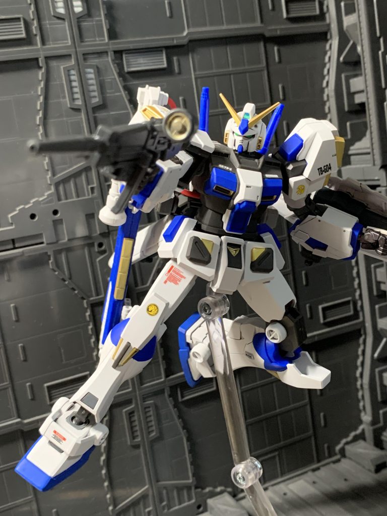 ハイパービームライフル。トリガーガードが途中で切れているため、プラ板で製作し、塗装しています。ゴーグルはゴールドです。