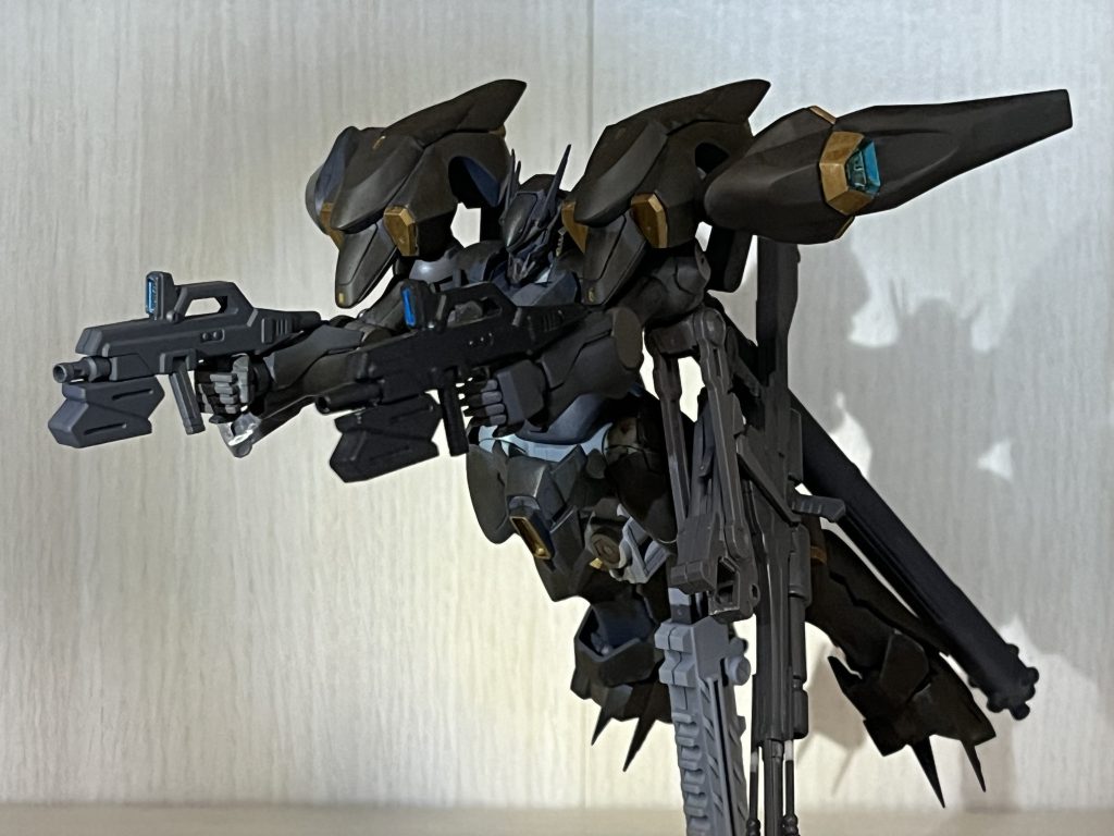 装飾(スラスター等)はゴールドにしています