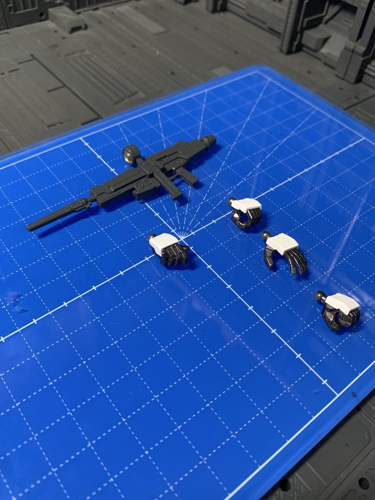 ハンドパーツは右銃持ち手はキットのものを、それ以外はHGUCネモデザートカラーから流用しています。サーベル持ち手はHGUCジムクゥエルです。