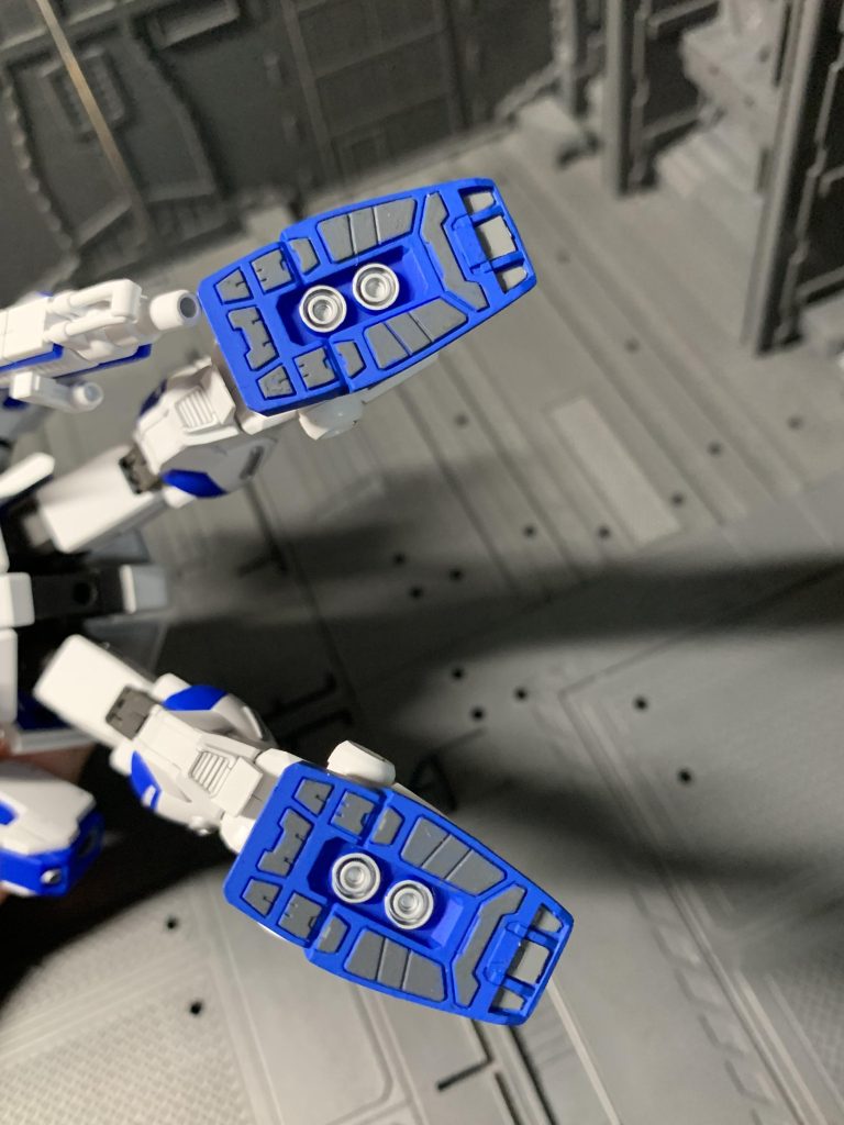 足裏のディテールアップに挑戦してみました。足先端の肉抜きを埋めるため、一度カットソーで切り込みを入れ、プラ板で挟んでいます。空いたスペースにはコトブキヤのディテールアップパーツを接着しました。