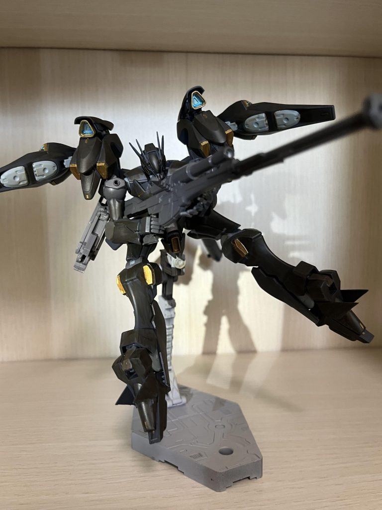 カラーリングは関節がIJNグレイ、装甲はガンシップグレイです イメージはシュープリスですがシュープリスはもっと暗い色ですね