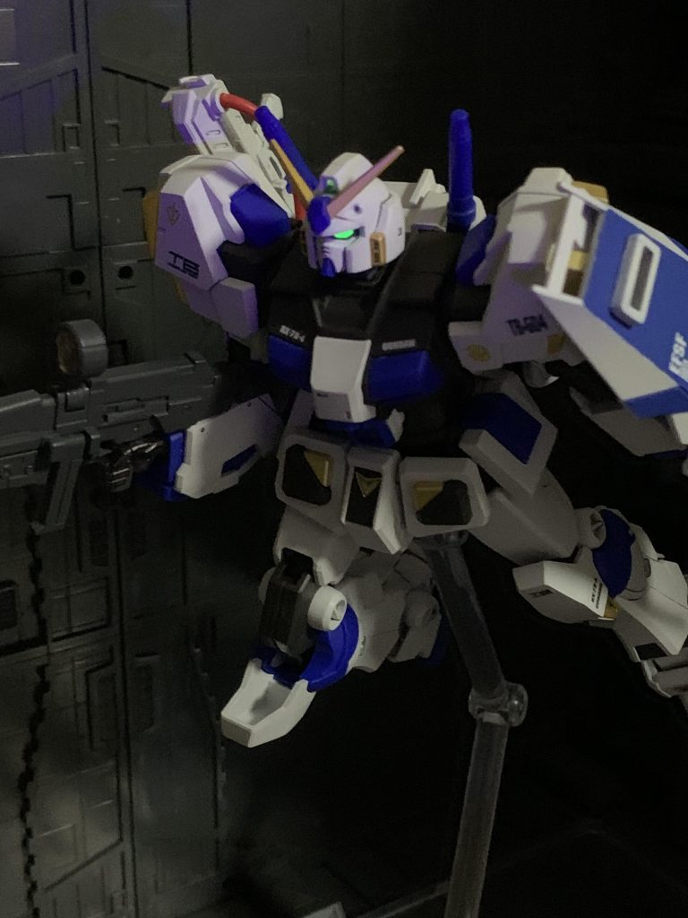 ツインアイは蛍光塗料で塗装しましたので、ブラックライトで光ります。