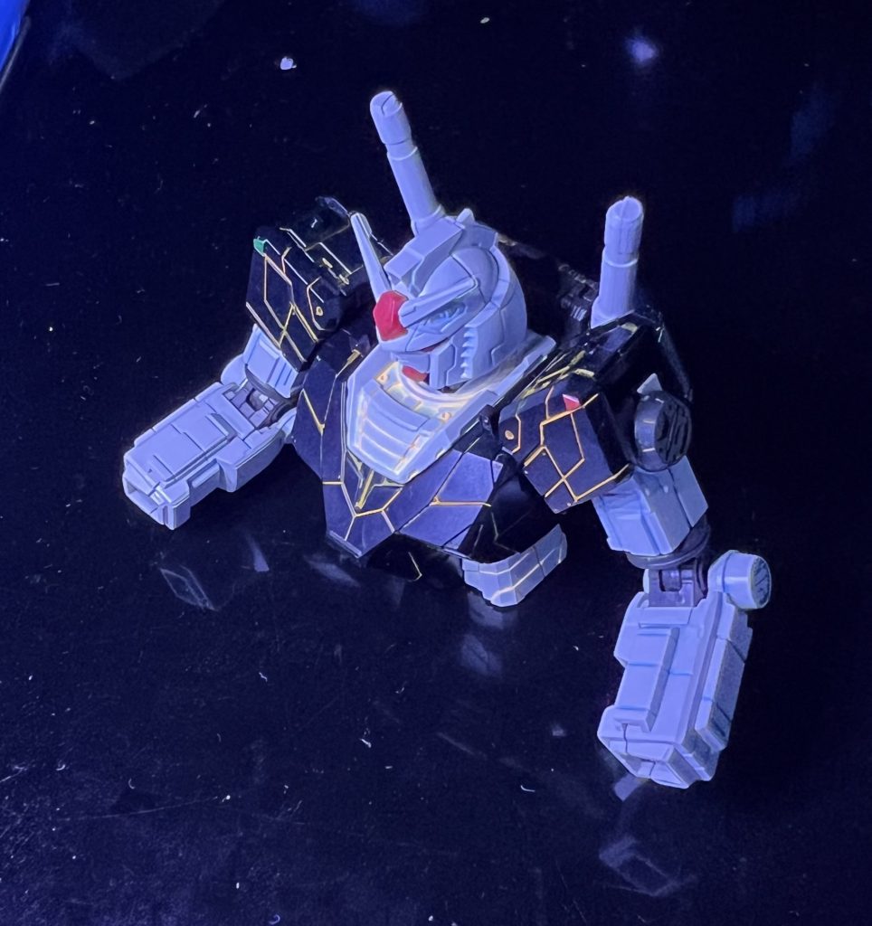 そして今回の墨入れ塗料はキャンドゥの蛍光ブラックボードマーカーのインクをダイソーの自作ペンキットに入れ替えたもの入れ替えた当初はブラックライトを当てなくてもわりと綺麗に発色していたんだけど黄色はすぐに使えなくなりオレンジも上半身に使ったあたりからだんだんと使えなくなっていったちゃんと模型用の塗料を使いましょう