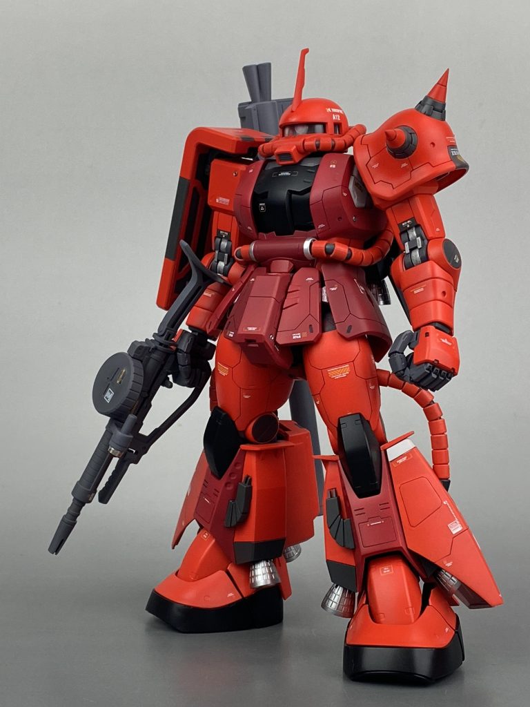 スパイクはビルダーパーツに変更、肩アーマーはシンマツのザクから拝借。頭部ひさしは１ｍｍほど幅を詰めて悪顔に。