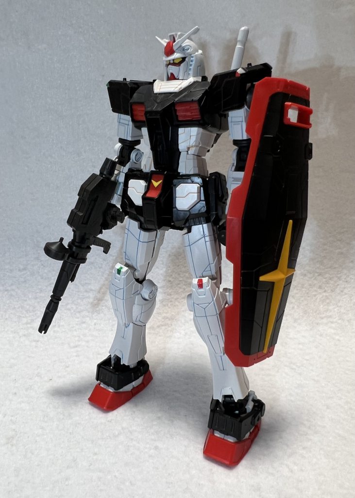 通常カラーとは整形色が異なり黒が目立ちますモールドは相変わらずバキバキに入ってます今回は動くガンダムの特徴的な「装甲の隙間が光る演出」をイメージして蛍光カラーを使用して墨入れしました